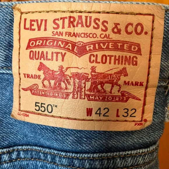 Size W42 L32 Men’s Relaxed Fit 550 Levi Jeans Worn  just a few times!!! - Picture 3 of 8
